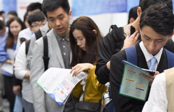 糯妈育儿经|教师迎好消息，工资有望随公务员联动调整，落实“不低于”的目标