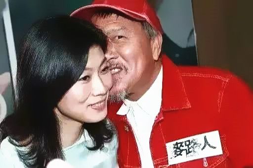 吴世勋|万梓良携娇妻亮相,二婚娶娇妻相差16岁,侧脸神似张小斐