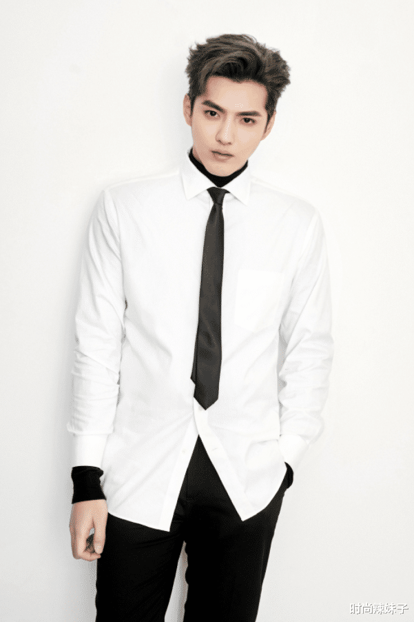 吴亦凡|吴亦凡的“直男坐”火了，双腿呈倒L型，普通人模仿不来