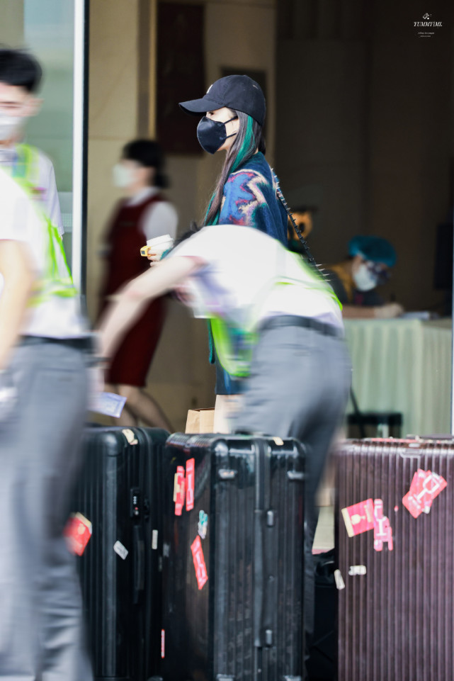 配音|杨幂录《你我皆王者》路透曝光,蓝色挑染配张扬眼线,被赞气场两米八