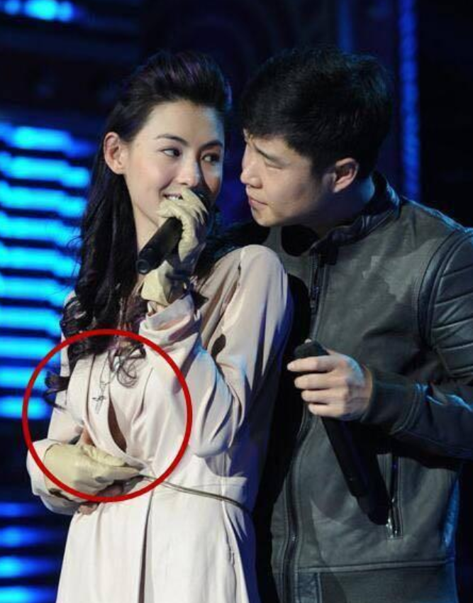 张柏芝|论情商的重要性,张柏芝演出时扣子崩开,小沈阳机智救场太及时