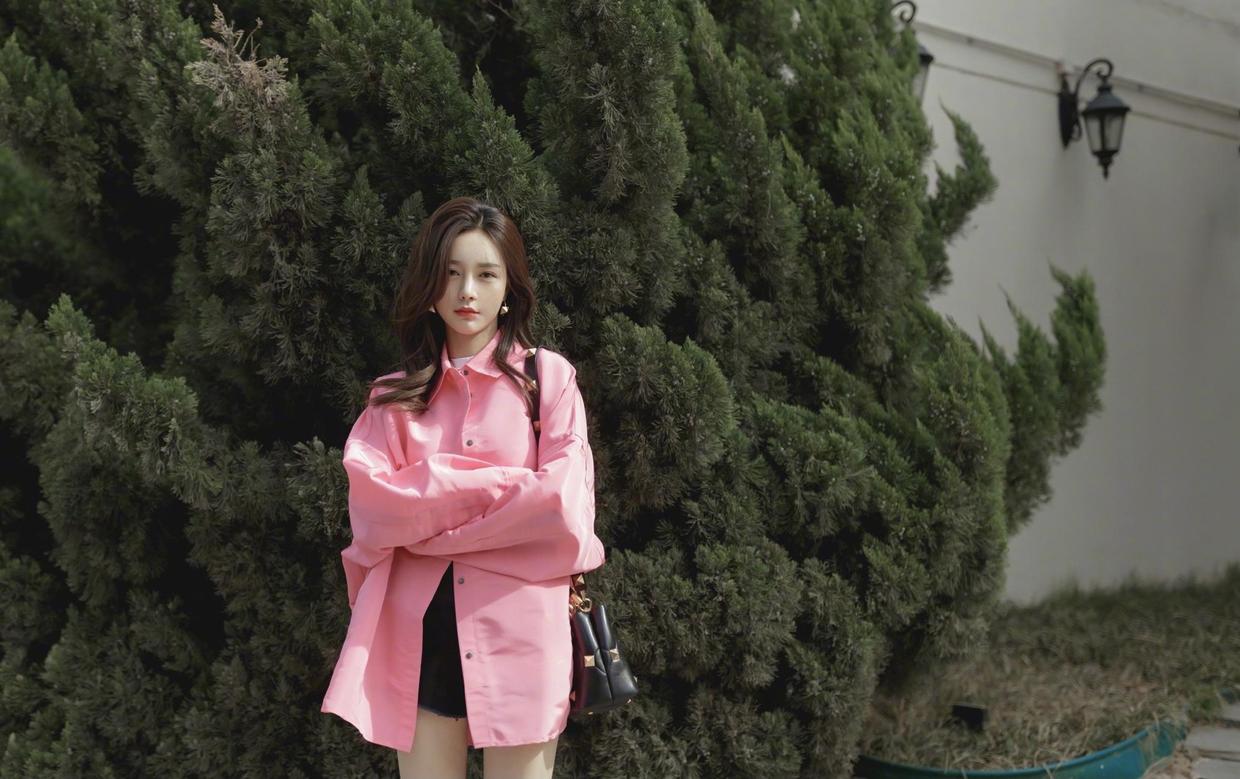 何有强|沈梦辰又引领时尚了，白色上衣配藏青色长裤减龄俏皮，活泼时髦