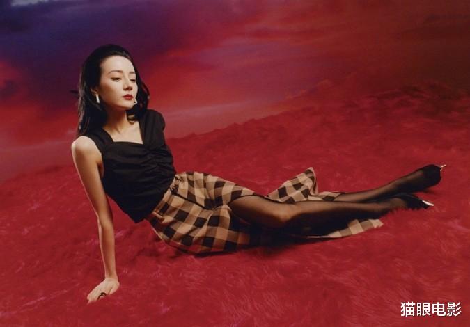 电影|29岁迪丽热巴复古风写真,穿开衩格纹裙秀美腿,拿着气球太有范了