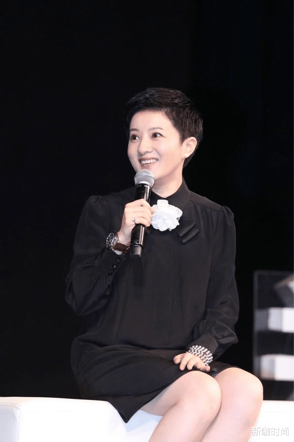 裙装|金铭大胆又会玩，身形发福也敢穿宽松裙装，“冲天”发型潮到飞起