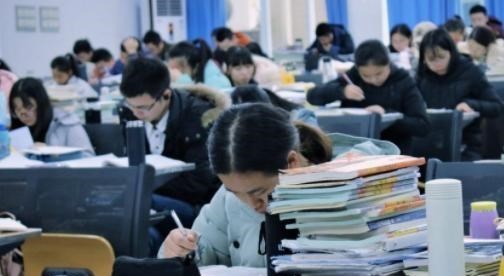 依科育儿吧|“新型啃老”慢慢出现,大学毕业后依然选择学习,家长却引以为傲