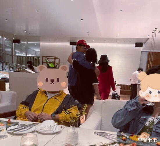 李湘|李湘一家三口被偶遇，父女俩亲密搂肩不避嫌，她打扮娇艳却被冷落