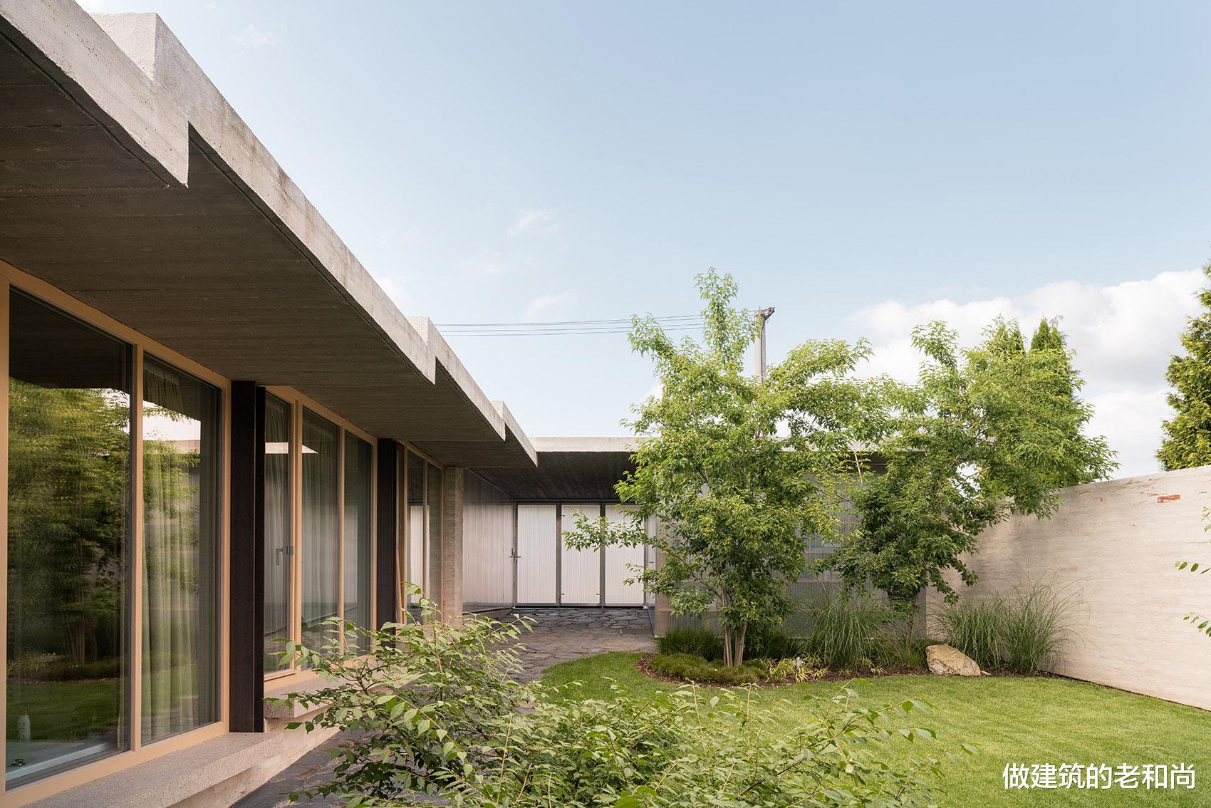 做建筑的老和尚 拆除两层联排住宅后，新建单层花园式住宅，生活空间生机勃勃