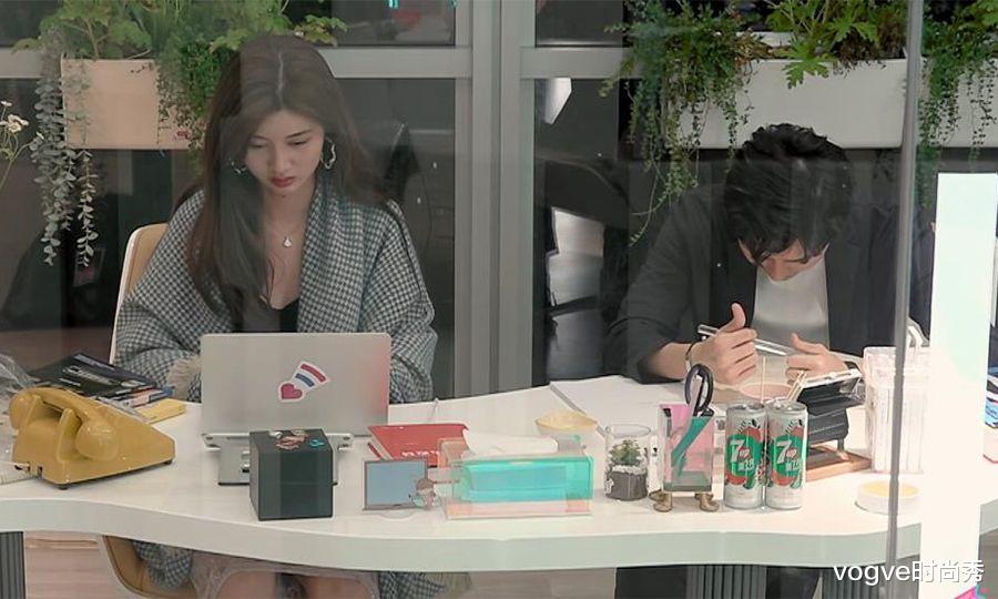 vogve时尚秀|心动的信号4：女2喂男1吃东西，女4也很主动，送男1专属礼物