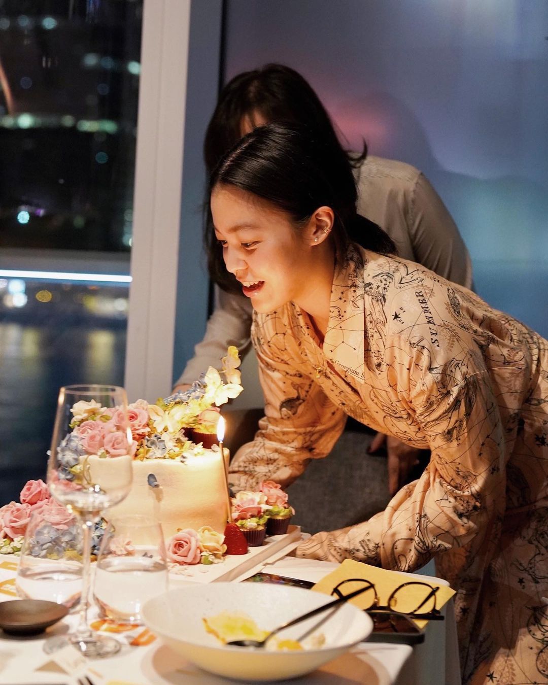 全球时尚号 68岁钟镇涛太幸福,一家五口为妻子庆生,小女儿穿波点裙可爱