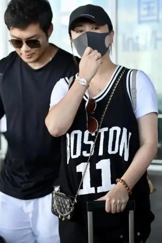 马丽|马丽携小11岁老公亮相！穿学生装强行扮嫩太违和，90后老公也发福