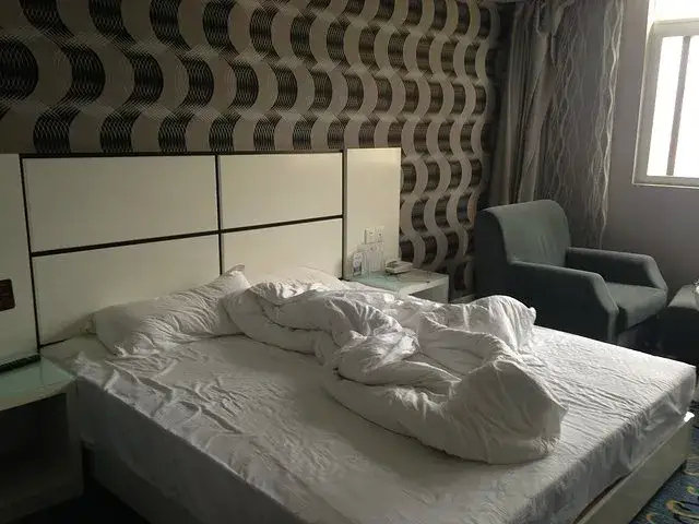 失足女用方言与嫖客争吵，男子认为被辱骂而持刀捅刺致其命丧