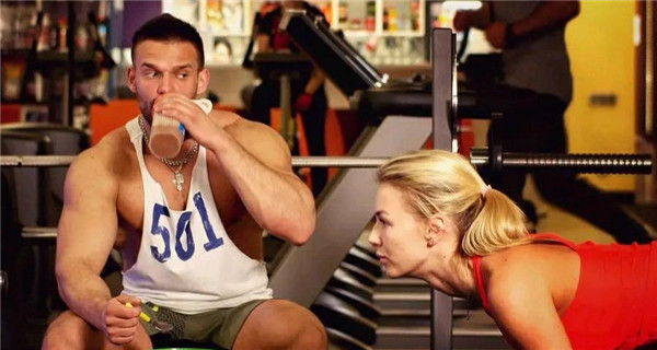 蛋白粉|蛋白粉的成分都有啥?为什么不推荐锻炼完喝蛋白粉,成本高作用低