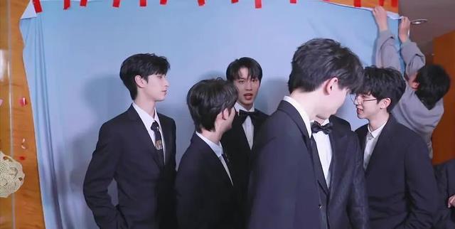 时代少年团|刘耀文张真源开玩笑无下限，粉丝使劲洗白，“小孩子”不是遮羞布