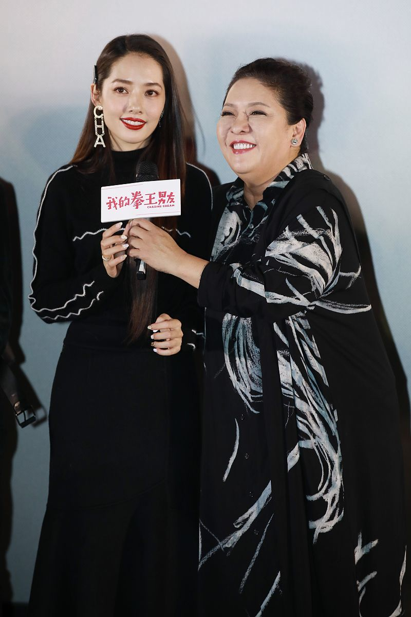 何有强|向太这气质真不是吹的，穿墨蓝色外套简约低调，难掩强大气场