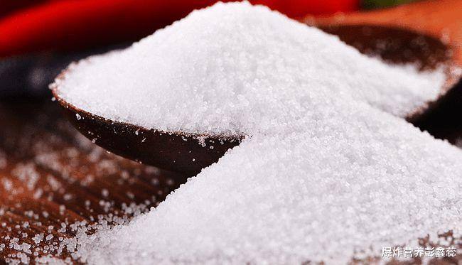 爆炸营养彭鑫蕊|家里用的食盐，应该吃精制盐还是海盐？看完这两方面的差别再吃