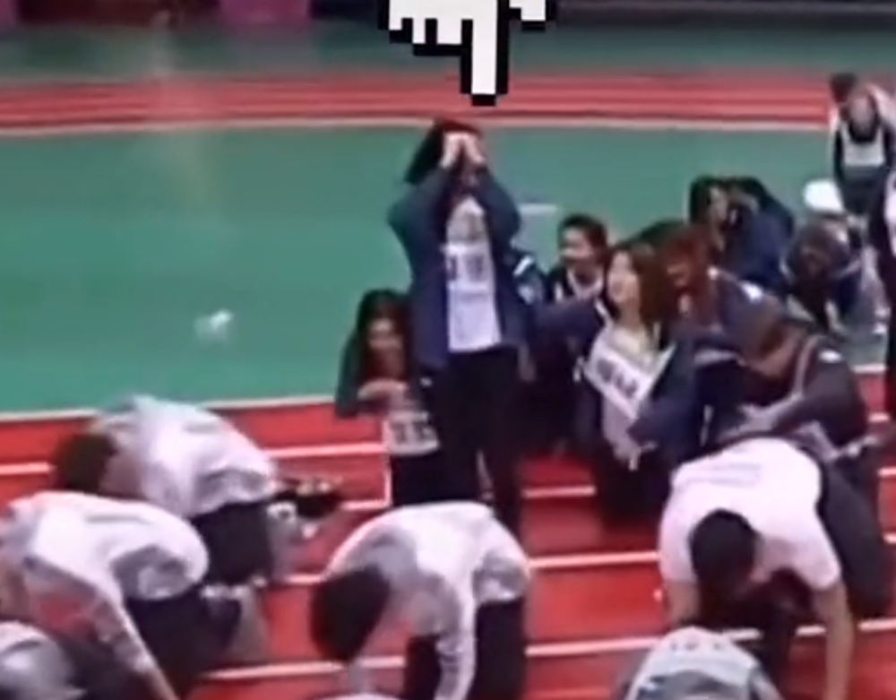 王怡人|中国明星拒绝跪拜礼有多拼?有人趴地,有人半蹲,还有人直接站着