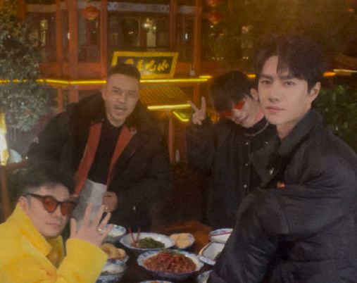 王一博|王一博和朋友合照曝光，看清无美颜下的真实颜值，确定23岁？