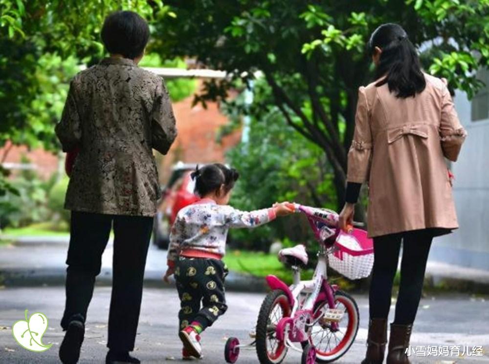 小雪妈妈育儿经|“姥姥辛苦带娃,奶奶坐等享福”,截胡式养老,戳中多少家庭痛点