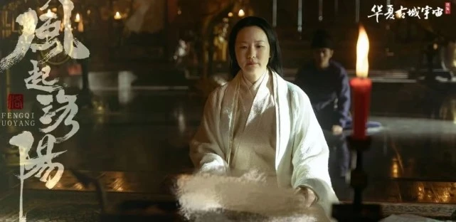 咏梅|咏梅年轻时颜值娱乐圈少有！穿吊带裙配披肩美成大家闺秀，超温柔