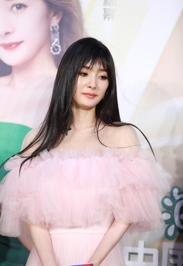 白小白的衣橱 杨幂这是戴了个假发吗？头发帘乱得跟“扫帚”似的，但气质真的好