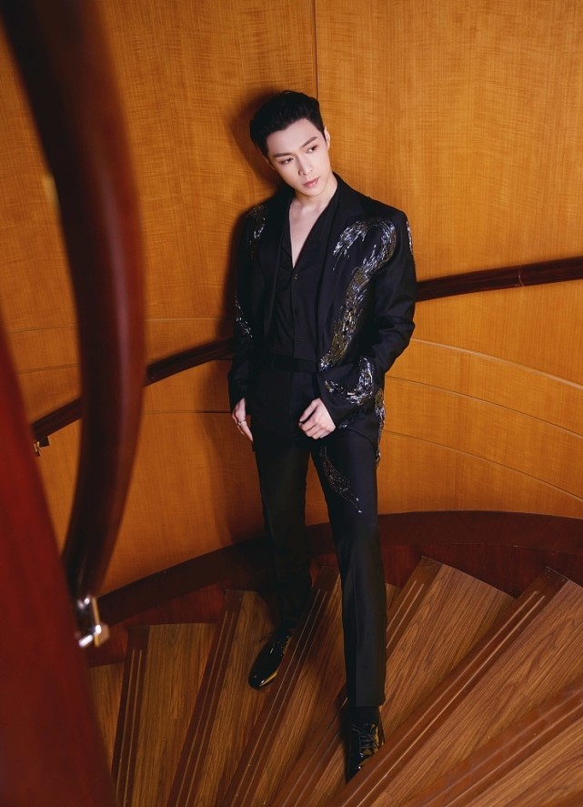 张艺兴|张艺兴拍摄外滩夜景大片，身穿深灰西装看着好man啊，表现力真强