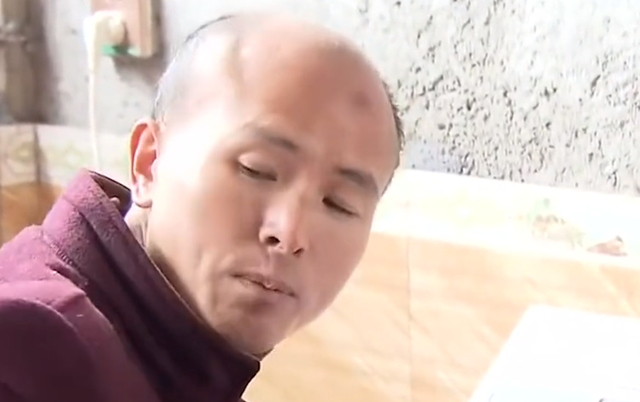 父亲成“吸血鬼”,偷走儿子15万不满足,起诉子女每月给他6000元