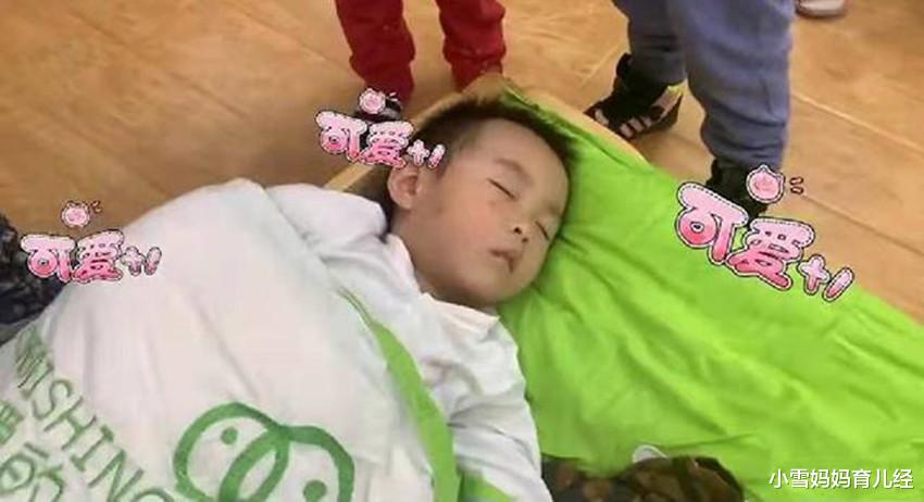 小雪妈妈育儿经|幼儿园“贪睡宝宝”走红,全班同学喊他起床,纹丝不动呼呼大睡