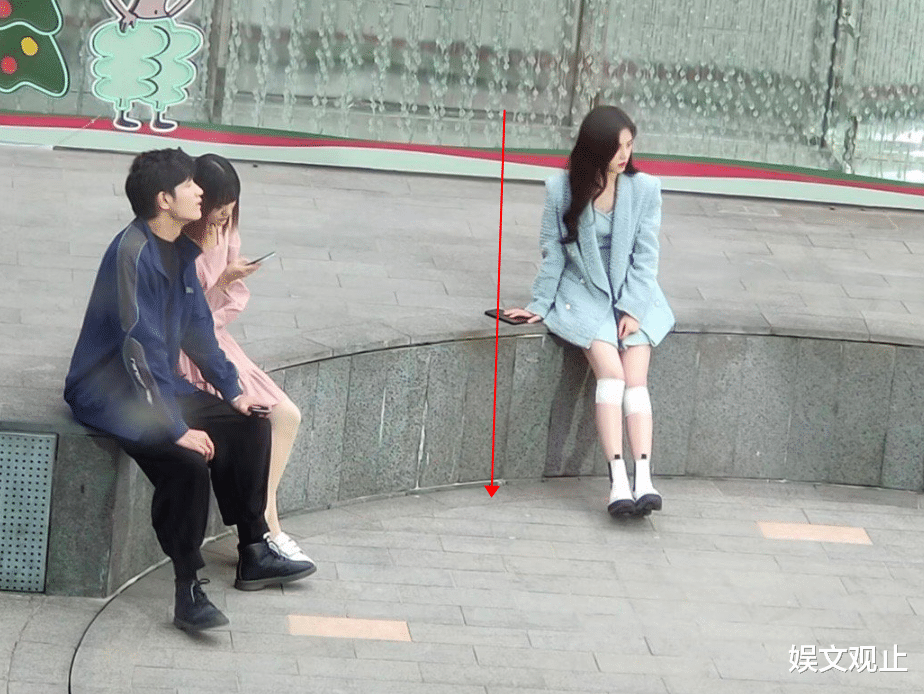 鞠婧祎|鞠婧祎新剧路透照美出新高，我却关注她的全身照，乍一看像个小孩