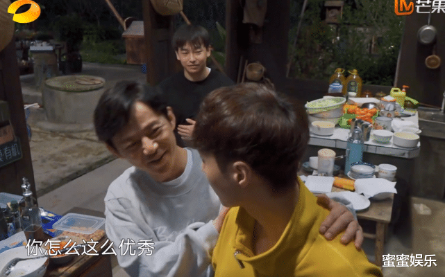 黄磊|张艺兴做5道菜8个人不够吃，彭彭帮忙被忽视，黄磊夸赞背后是偏爱