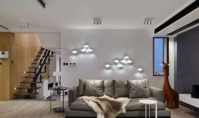 112平简约二居室，入户玄关大面积木饰面平衡黑白空间