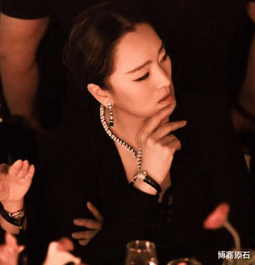 解密古代天珠|巩俐的翡翠色润清透，散发迷人光芒！翡翠如何保养才能越变越亮？