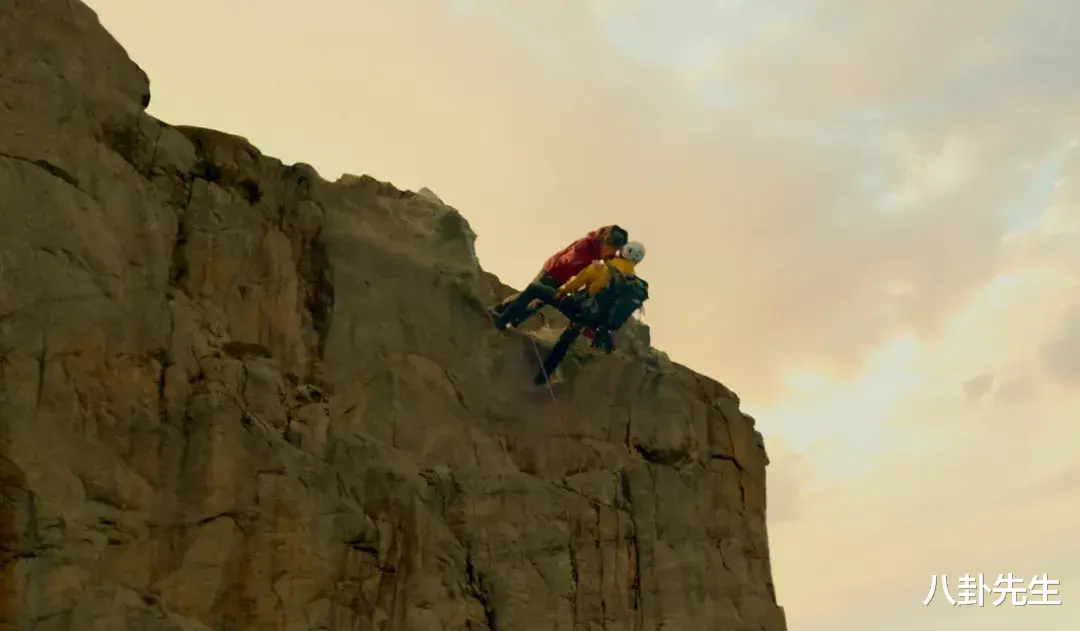 国产剧|国产剧真敢拍！女主坠楼安全落地，神仙打架用枪，古代惊现热气球