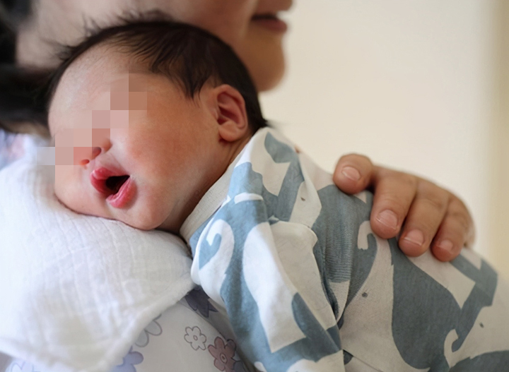 两口育儿|宝宝吐奶，父母只会拍嗝？是时候学习“新技能”了，既有效又实用