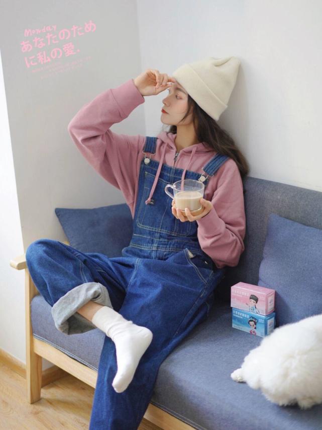 何有强 秋季,紫色卫衣搭配牛仔裤背带裤俏皮可爱,可咸可甜,适合小个子