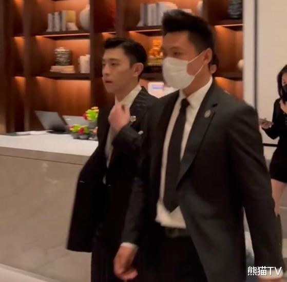 周斯越|邓伦现身厦门某酒店，场面却过度清冷，网友：福建人不追星
