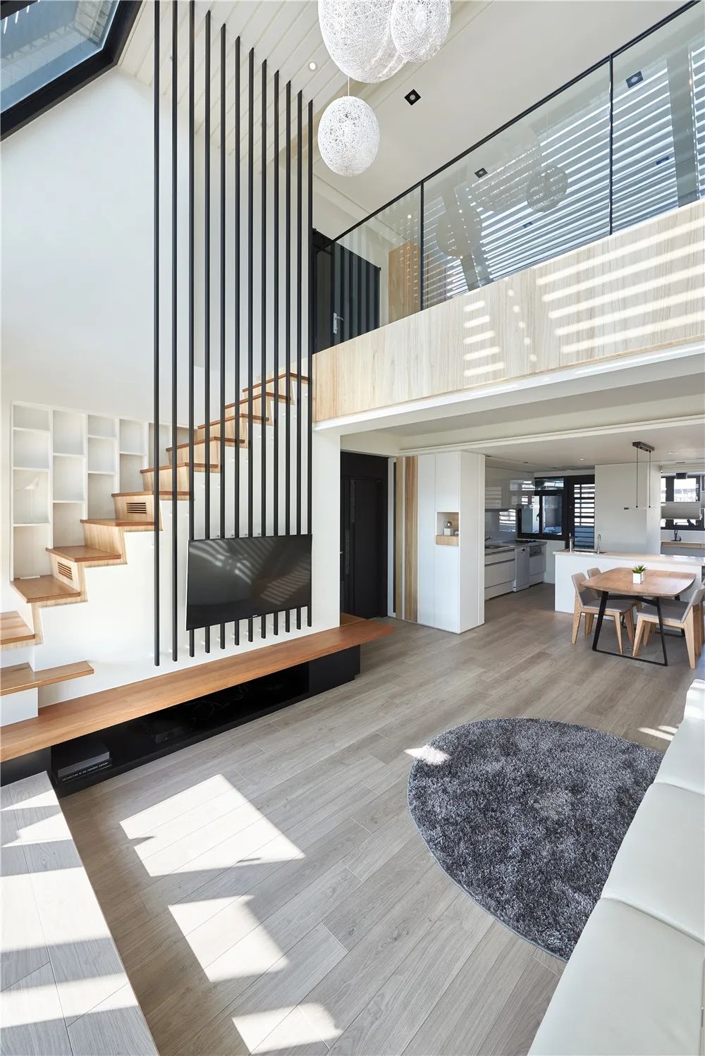 楼梯下方空间这样改造,瞬间多出一间房,实用又上档次!