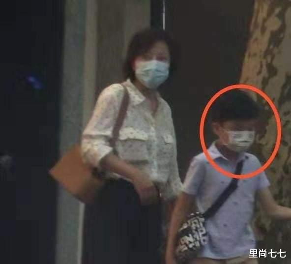 张小斐|郭京飞一家三口罕见合体，妻子打扮好村味，儿子正脸首曝光太像爸