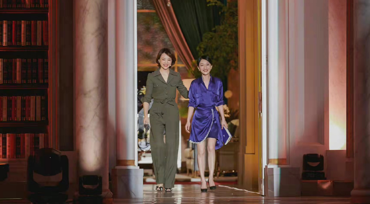 周迅|周迅登上《朗读者》！穿紫裙将优雅刻进骨子里，跟董卿相拥超养眼