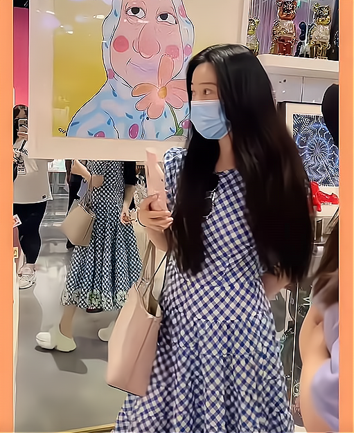 时尚风行派|范冰冰巨星气场不再!穿粉裙与外国男友人聚会,拿大水壶真会养生