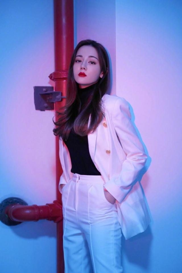 赵本山|迪丽热巴抹胸大片绝了！果然“御姐风”更适合她，粉丝：老公好帅