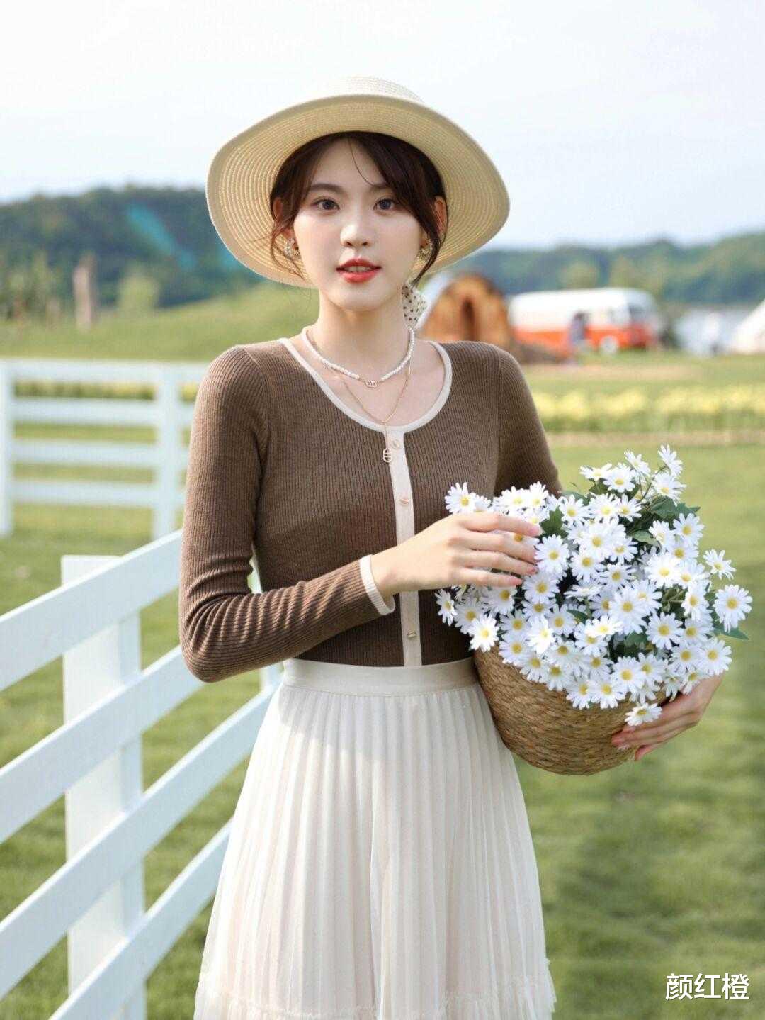 颜红橙|早秋不要乱穿衣,一袭碎花连衣裙温柔又大气,适合奔四奔五的女性