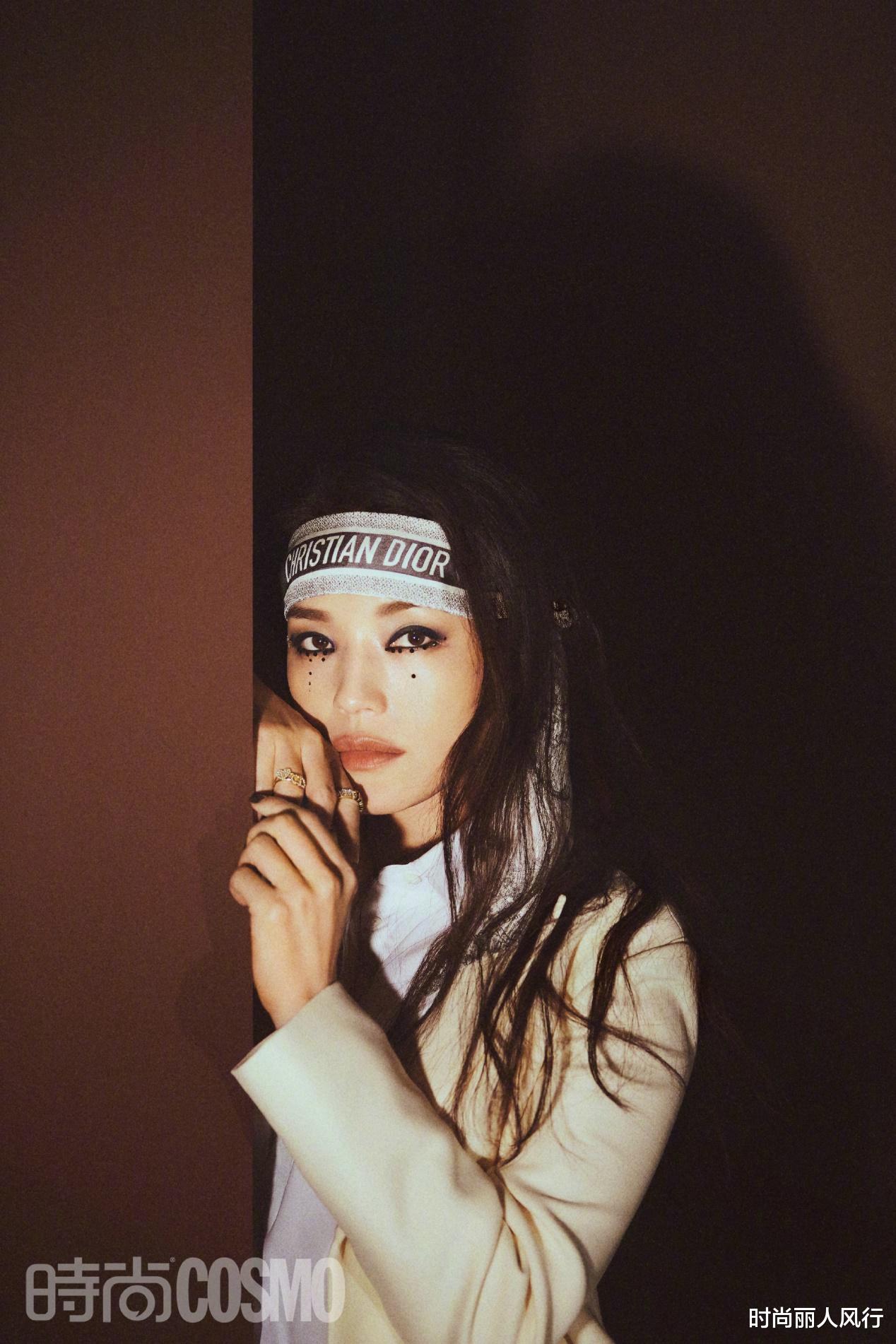时尚丽人风行 舒淇的硬照不会出错！时隔两年再穿Dior拍闭年刊，气场全开变女王
