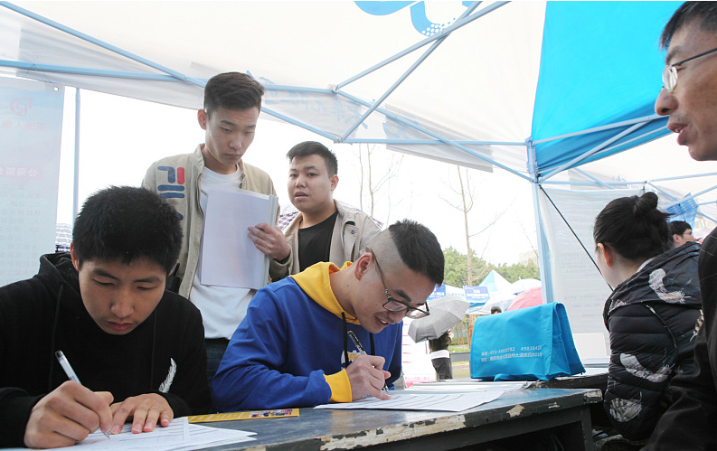 大学生|大学生供过于求，找工作变得困难，为何家长还是拼命供孩子上大学