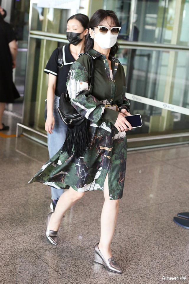 Ainee小屋|赵雅芝终于不扮嫩了，印花衬衫配九分裤优雅知性，有年龄感也养眼