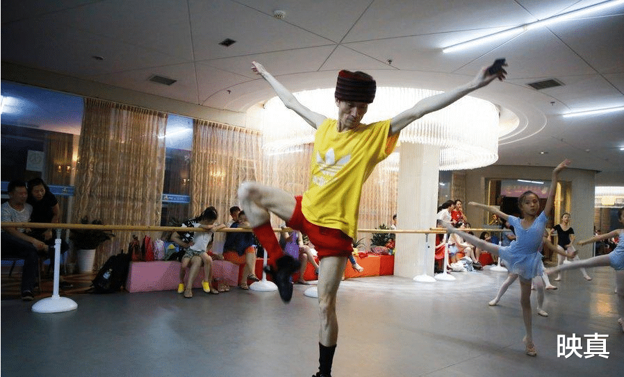 杨丽萍|杨丽萍徒弟郭冷,年入百万却至今未婚,40多岁仍是“生活白痴”