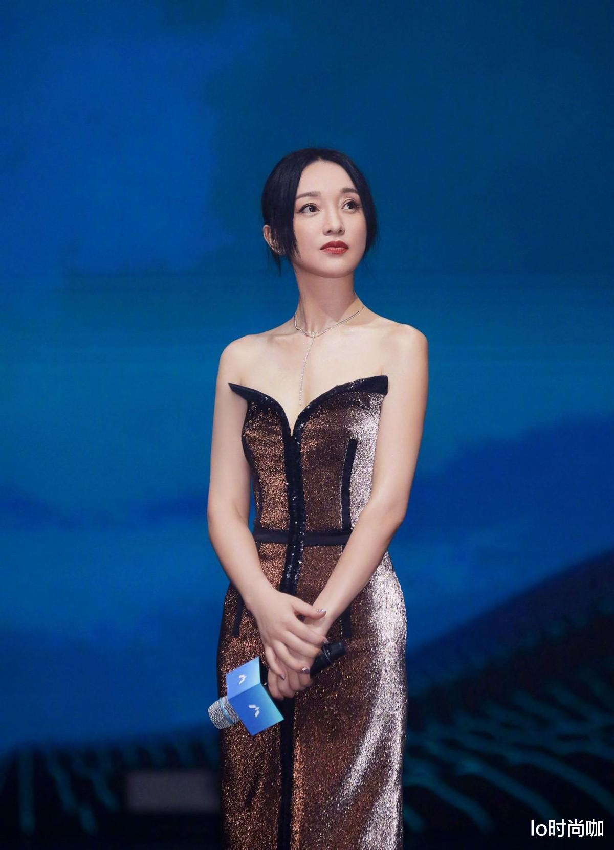 周迅|“佛系女星”周迅总算营业，穿抹胸裙精致又不俗气，头肩比真的绝