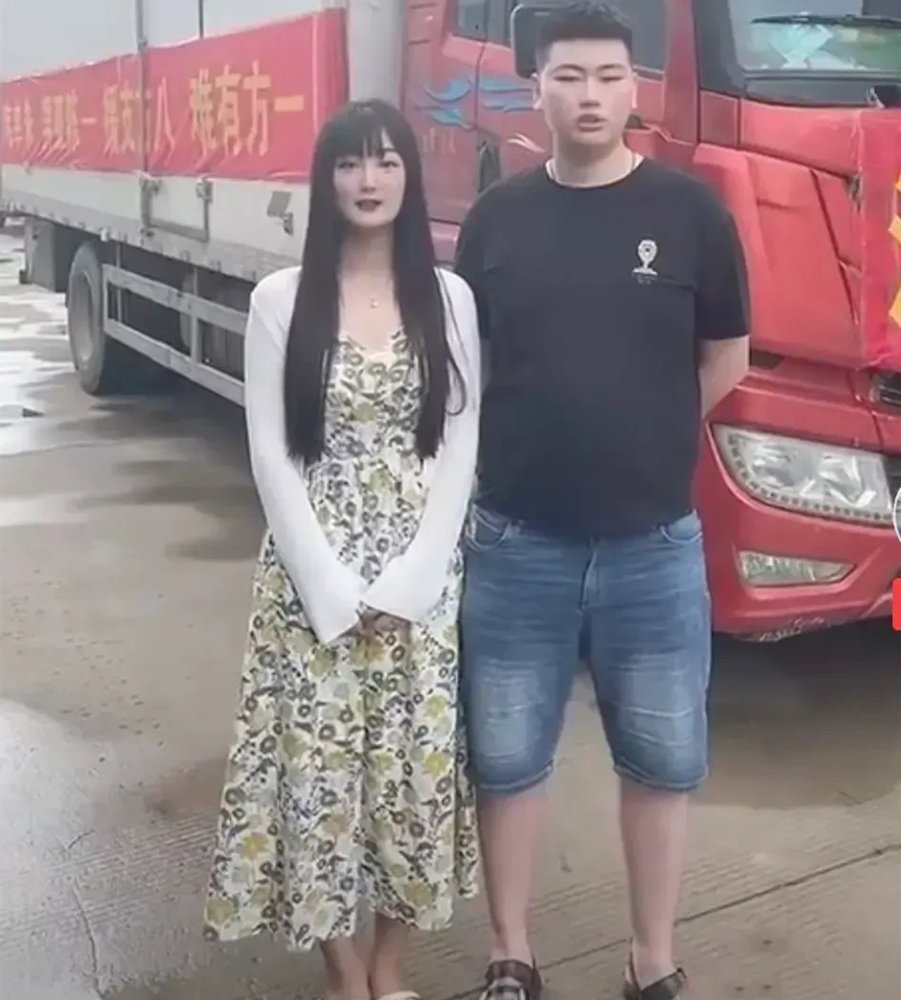 猫姐穿搭经|大衣哥儿媳换了刘海像换人，配碎花裙又瘦又美，小伟娶了个好媳妇