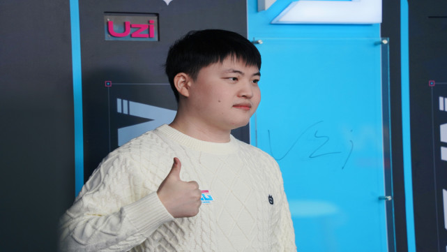 Uzi|Uzi复出后首播被黑粉攻陷,嘲讽UZI没有S赛冠军,本人回应打脸黑粉!