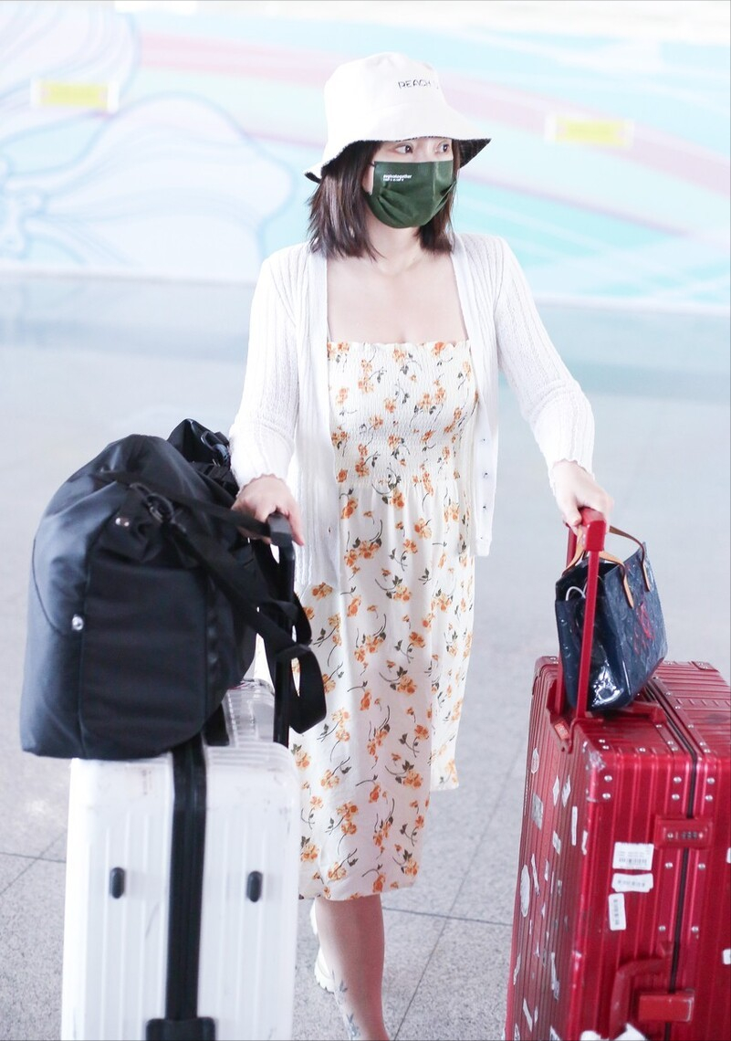 BiuFashion|柳岩对好身材不屑一顾，身穿碎花裙很清新，展现别样的清纯魅力