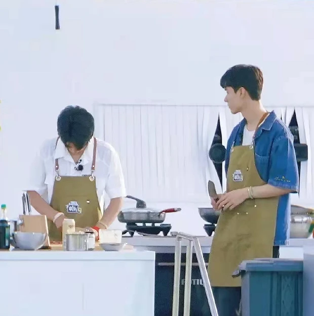 时尚风行派|丁真弟弟颜值超高！寸头穿藏袍现身《中餐厅》比哥哥白，帅气十足